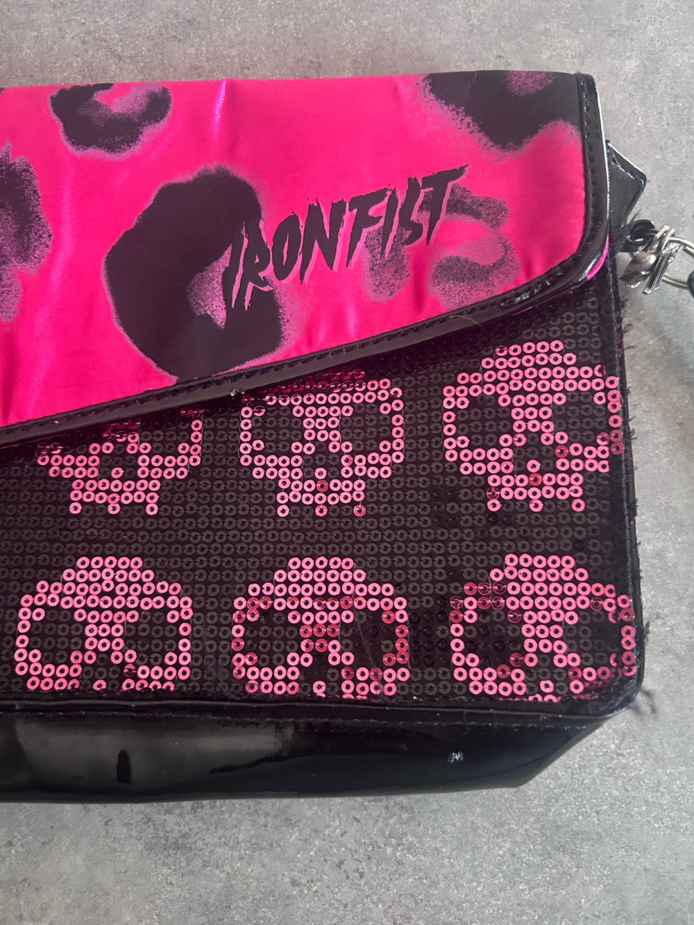 🖤 Iron Fist – Pochette/Wristlet Y2K Rare Rose & Noir 💀 - Picture 2 of 6